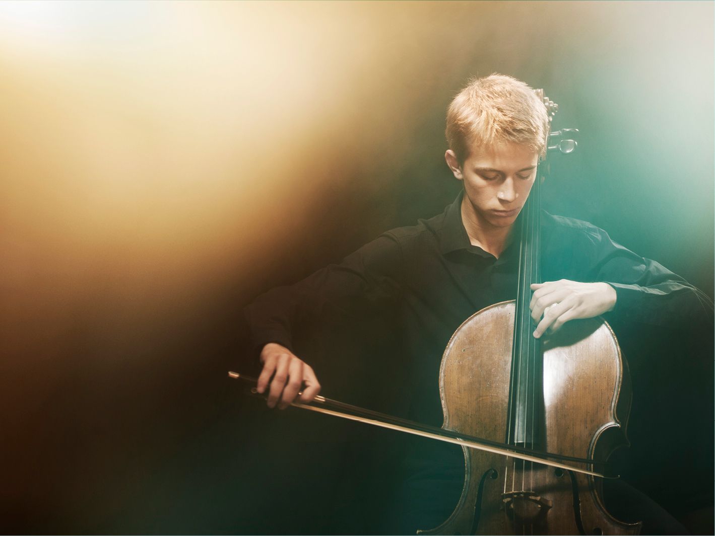 Junger Mann spielt Cello
