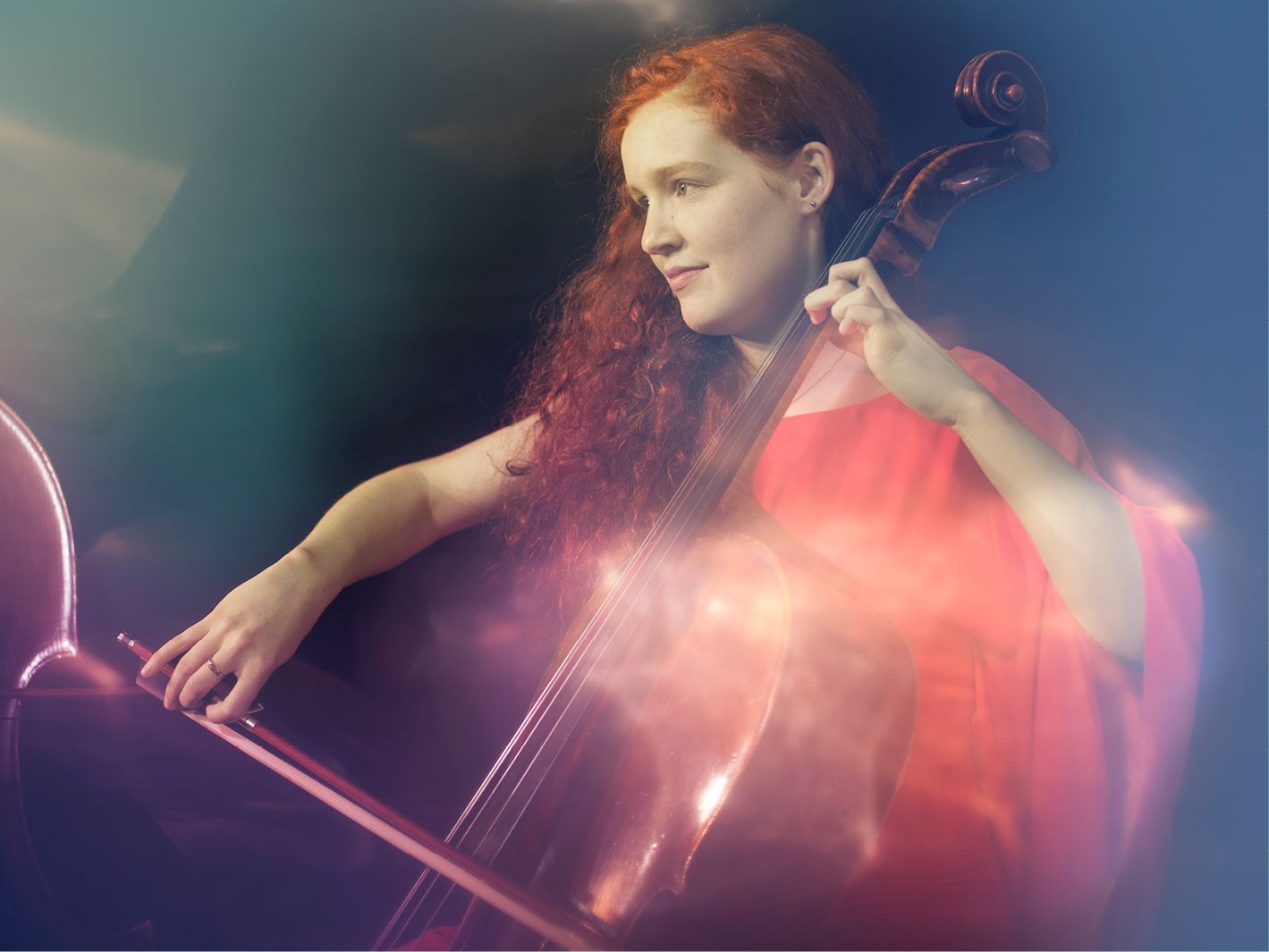 Junge Frau spielt Cello